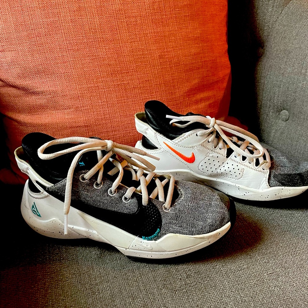 Nike Freak Basketball Shoes size 4